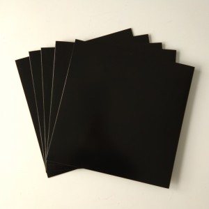 12 mustan väristä kartonkikorttia, joissa reikä